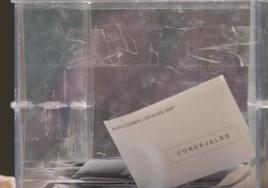 Sobres con los votos en una mesa electoral.