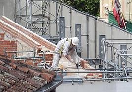Un operario trabaja en la instalación de unas cubiertas.