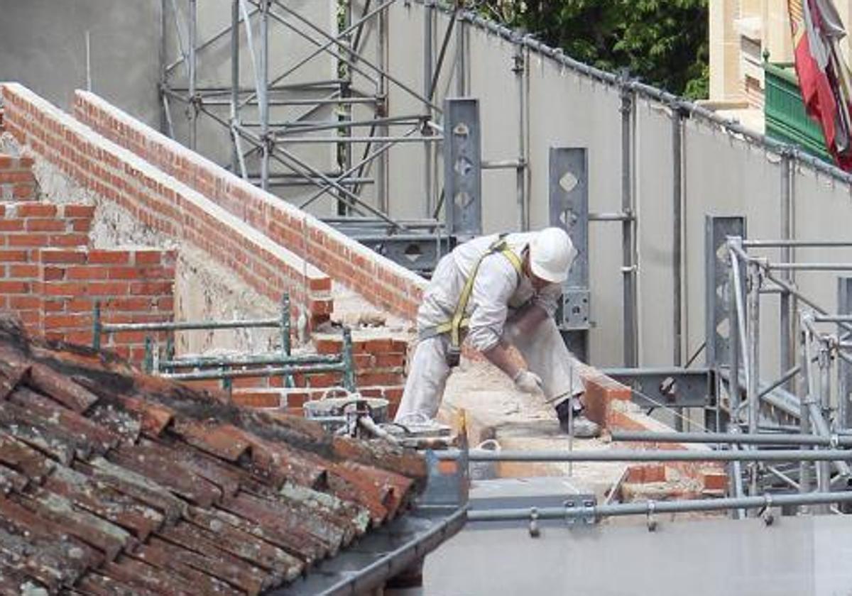 Un operario trabaja en la instalación de unas cubiertas.