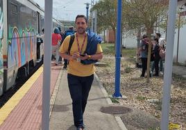 Los pasajeros suben al tren en Briviesca para continuar hacia Donostia. En la imagen, uno de los viajeros, ajeno a esta información.