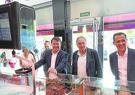 Mañueco, con el candidato del PP en Laguna, Avelino Álvarez, y el presidente provincial, Conrado Íscar.