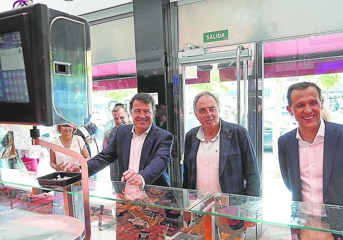 Mañueco, con el candidato del PP en Laguna, Avelino Álvarez, y el presidente provincial, Conrado Íscar.