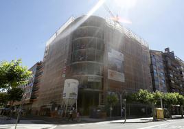 Edificio de reciente construcción en la avenida de República Argentina.