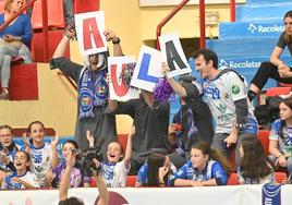 Aficionados del Aula con pancartas en el partido de ida, en Huerta del Rey.