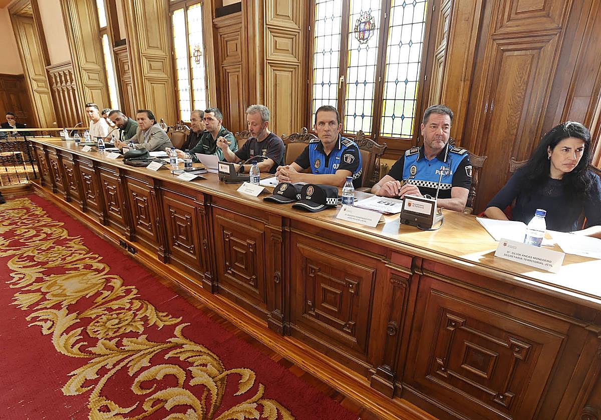 Representantes de los efectivos de seguridad, de las instituciones y de los organizadores de la ITA, en una reunión preparatoria en el salón de plenos.