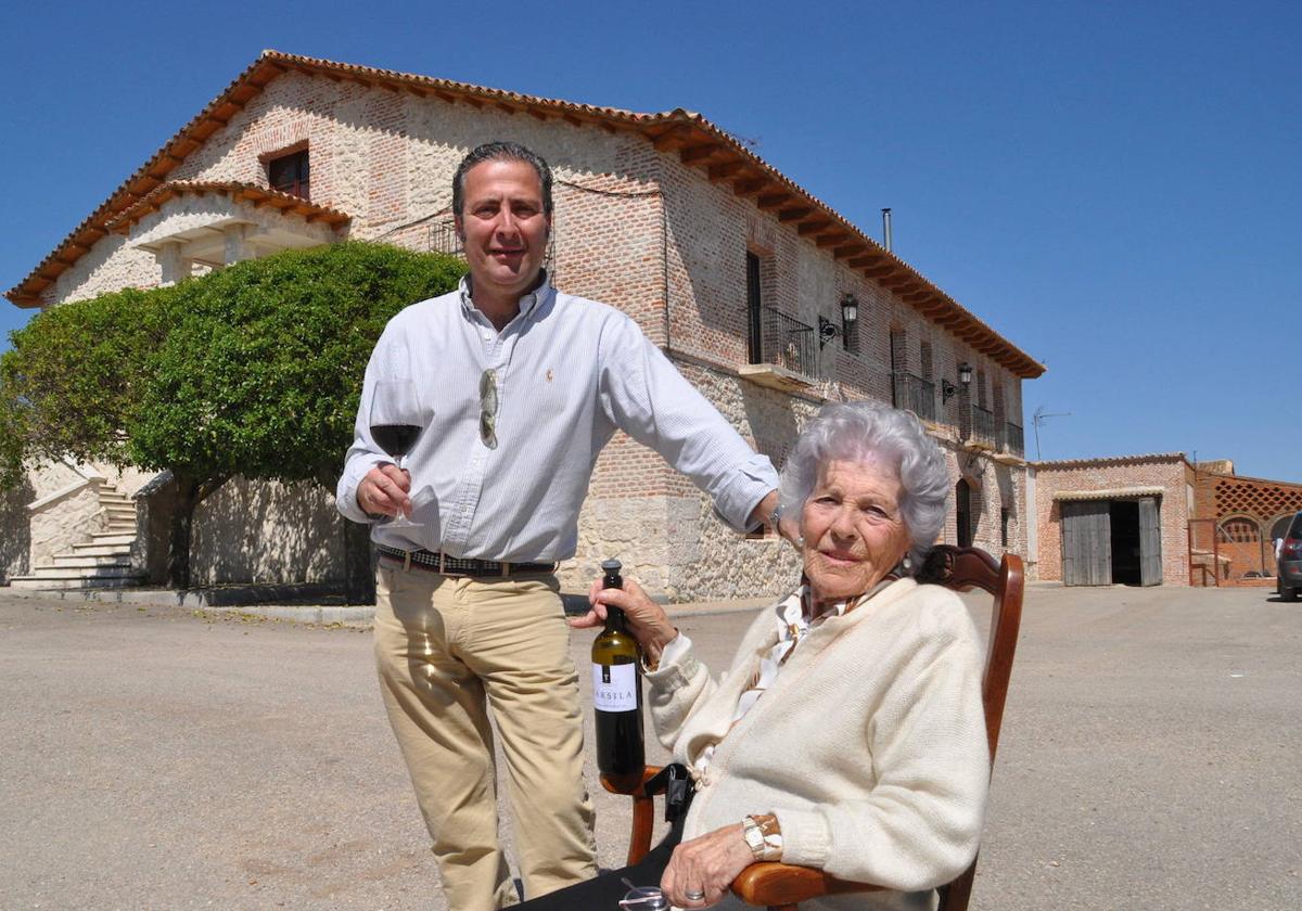 Társila y su hijo Ricardo Rodilla, ante la casa de labranza que preside el complejo de la finca agropecuaria de la bodega, en una imagen de archivo.