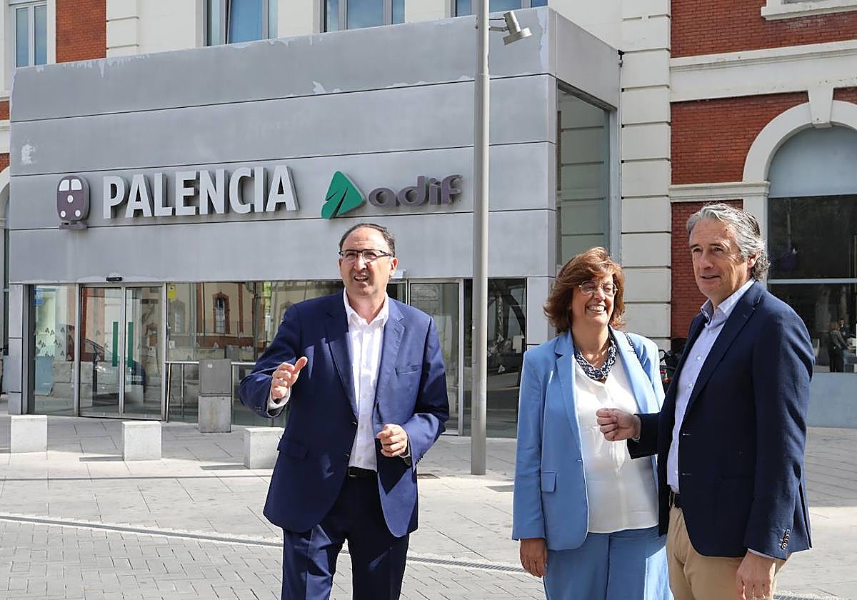 De la Serna, con Ángeles Armisén y Alfonso Polanco, en la Estación.