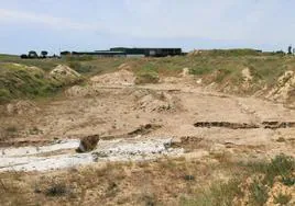 Parcela en la que se ubicará el vaso de rechazos, donde se observan restos de la excavación arqueológica.