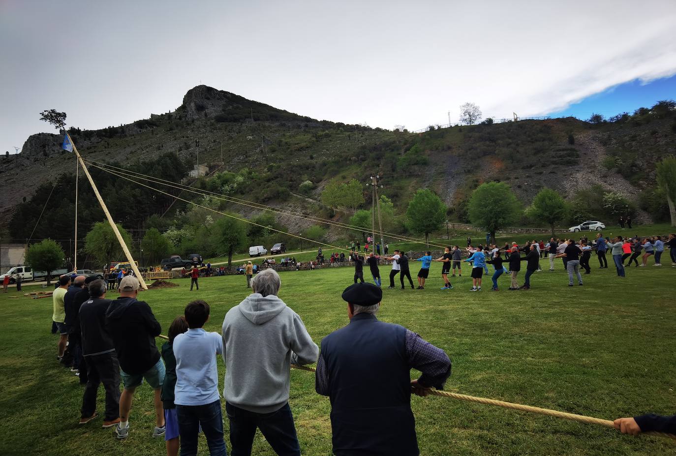Velilla celebra la Pinada del Mayo