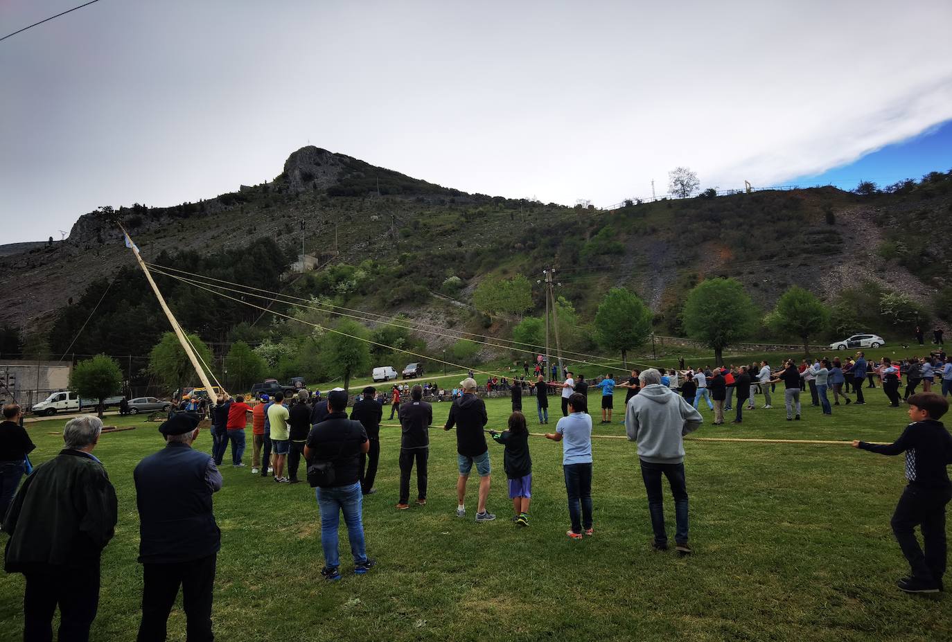 Velilla celebra la Pinada del Mayo