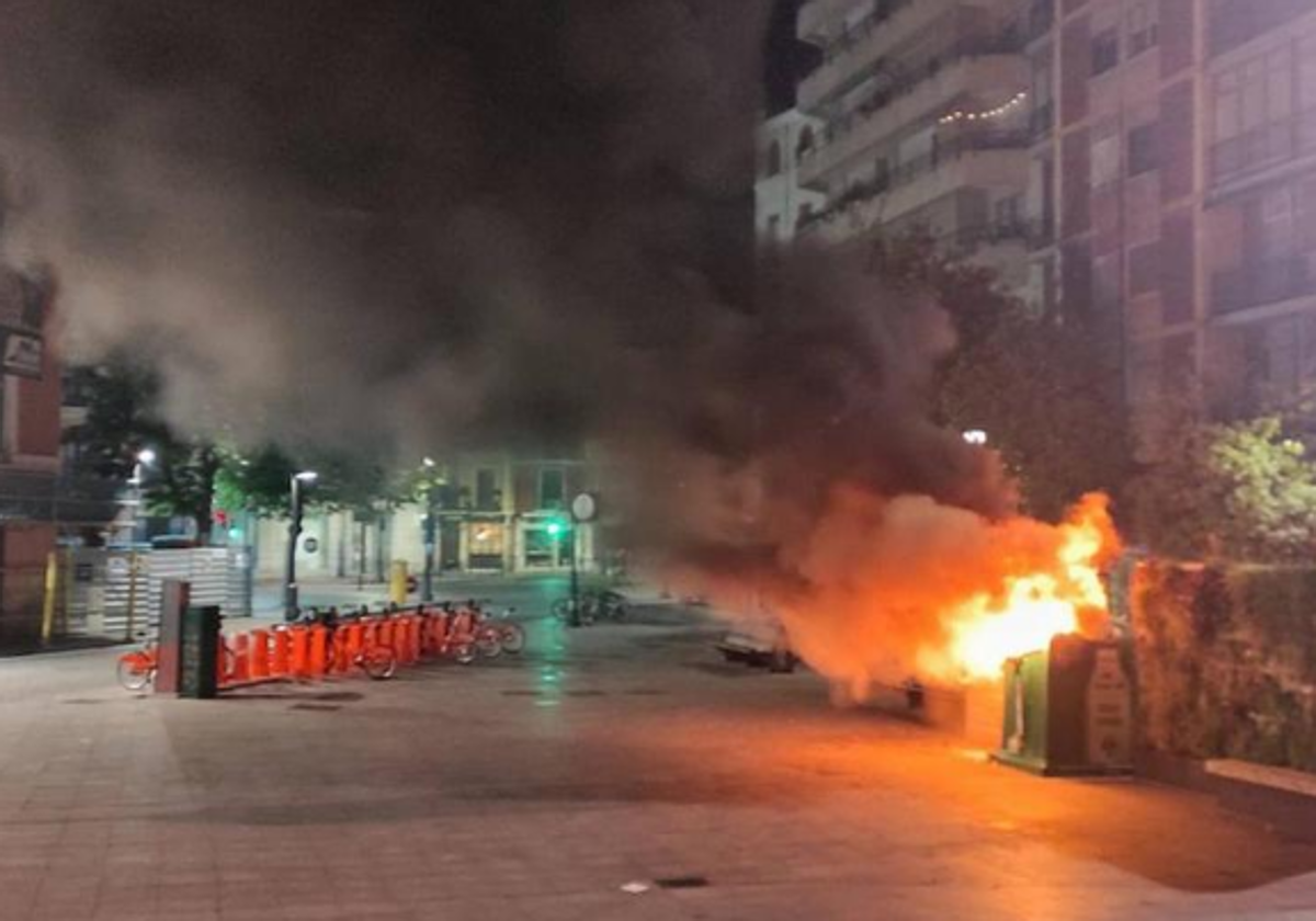 Imagen del primer incendio de este fin de semana en la plaza de La Libertad.