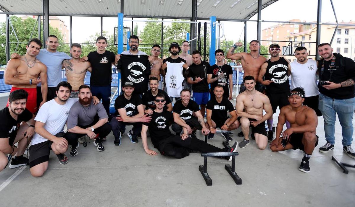 Foto de familia con los ganadores de la prueba celebrada junto al pabellón Pisuerga.