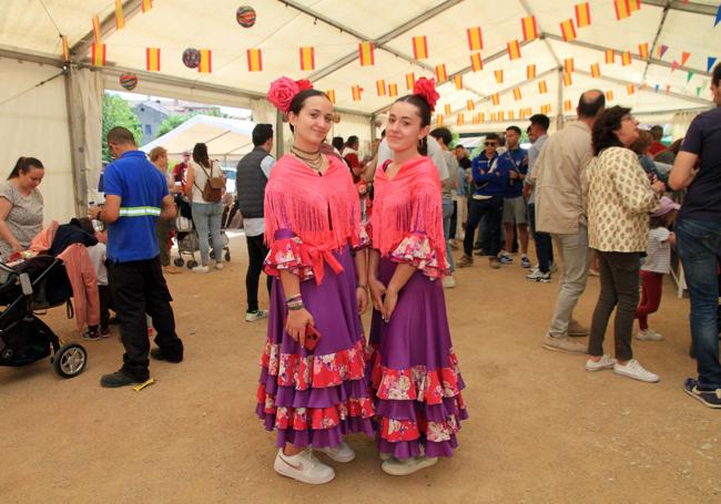 Dos jóvenes, en la carpa donde se celebra la feria.