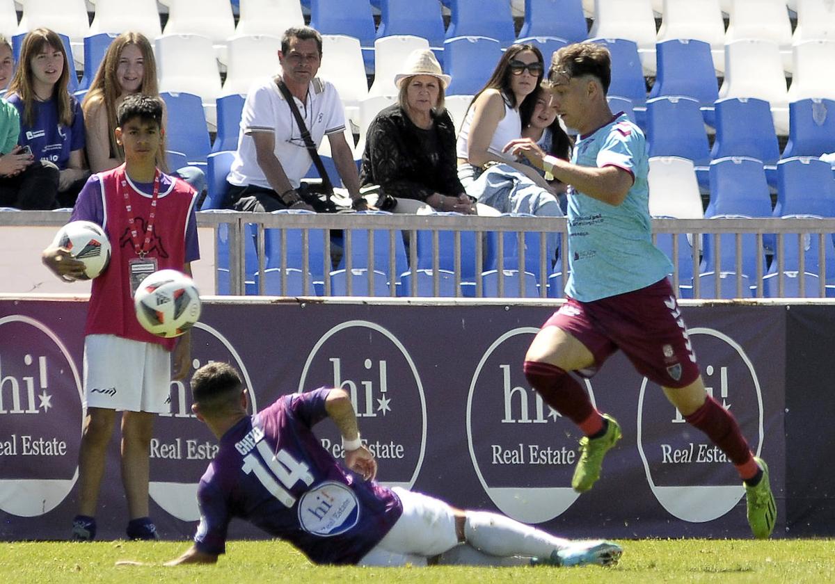 Dani Plomer trata de marcharse de un rival.