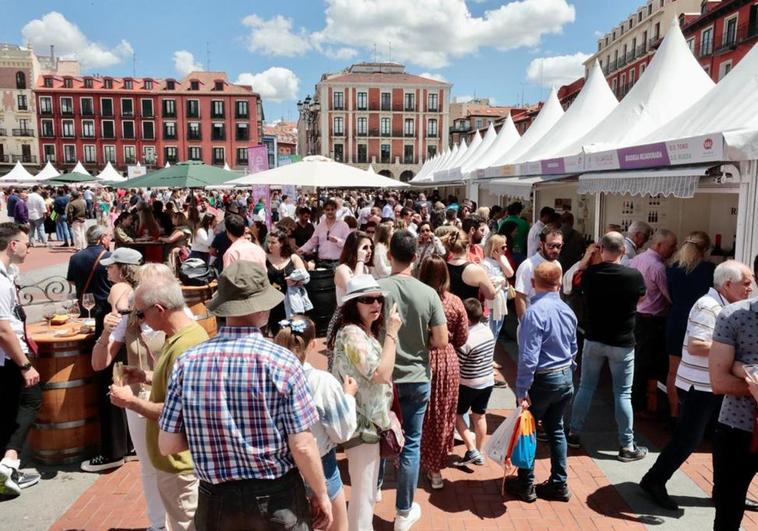 Cientos de vallisoletanos disfrutan de las últimas horas de 'Valladolid, Plaza Mayor del Vino' este domingo.