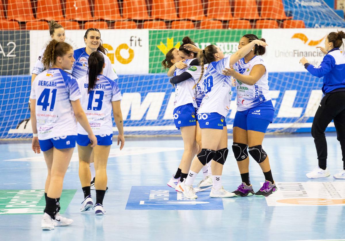 Las jugadoras del Aula celebran una victoria durante la temporada.