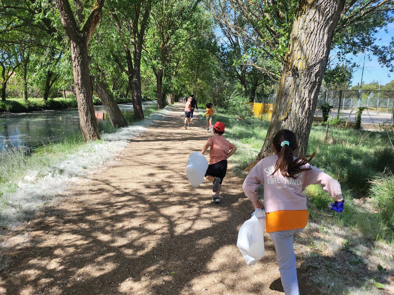 Los alumnos del Blas Sierra se unen contra la basura del Canal de Castilla