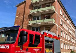 Los bomberos de Saldaña, durante su intervención.