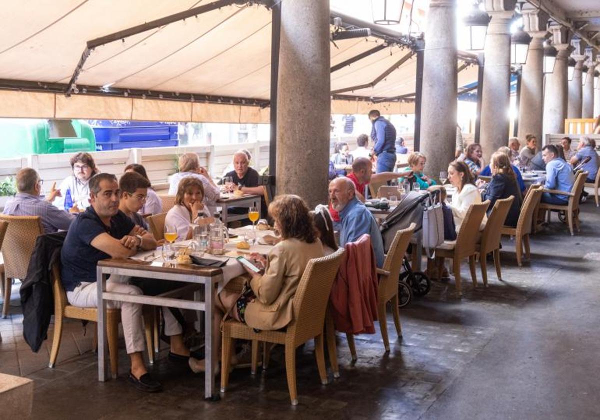 Comensales en el centro de Valladolid el Día de la Madre.