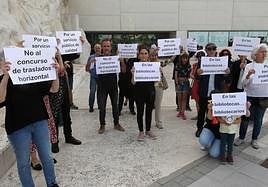 Auxiliares de la Biblioteca Pública de Segovia se concentran este lunes ante el centro en contra del futuro convenio laboral.