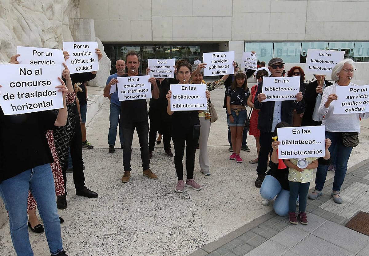 Auxiliares de la Biblioteca Pública de Segovia se concentran este lunes ante el centro en contra del futuro convenio laboral.