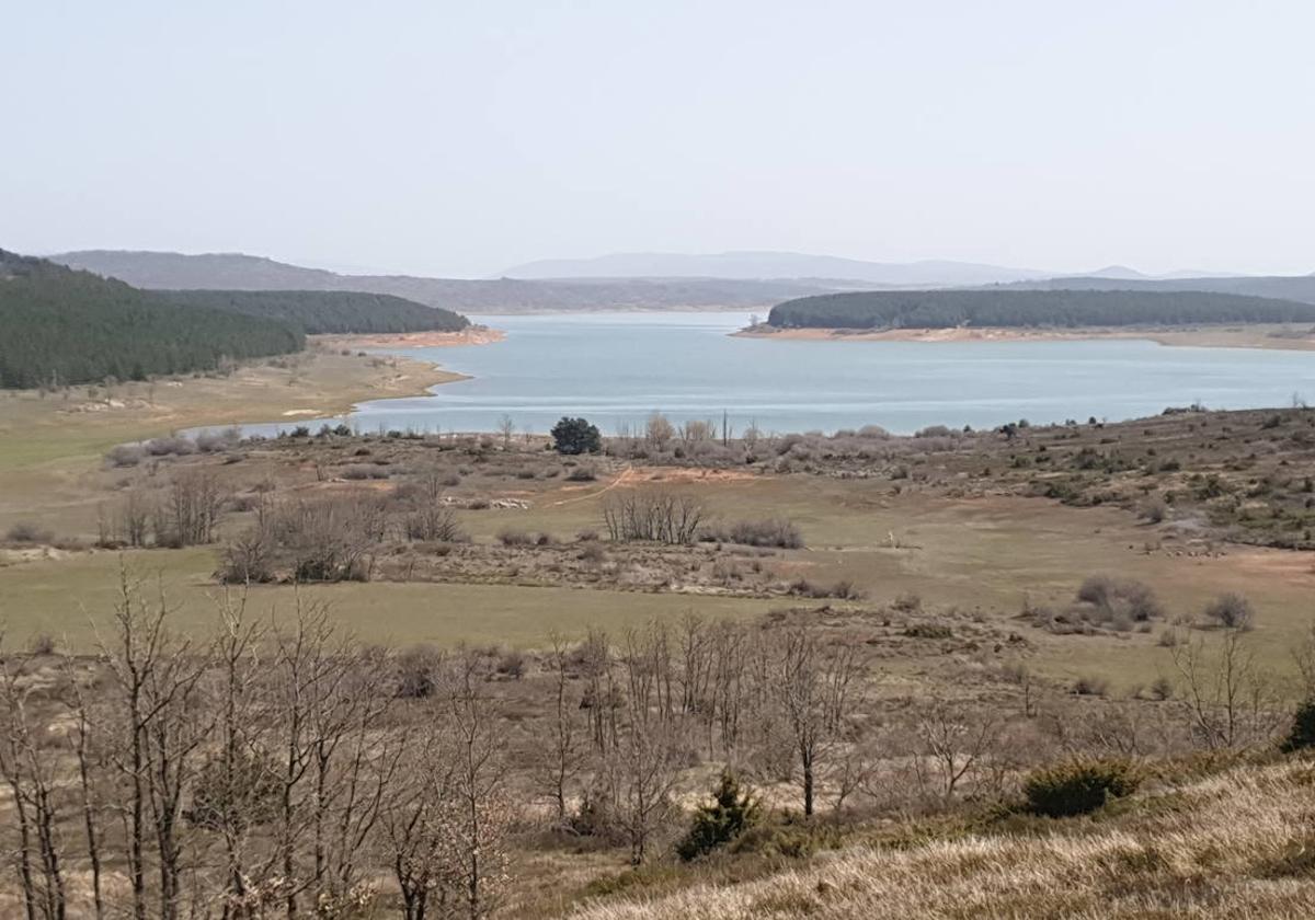 Aspecto del pantano de Aguilar, el pasado mes de abril.