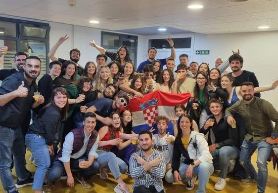 Jóvenes que participan en Íscar en el encuentro para abordar la despoblación.