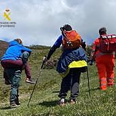 La Guardia Civil carga con una excursionista de 76 años rescatada en Piedrasluengas
