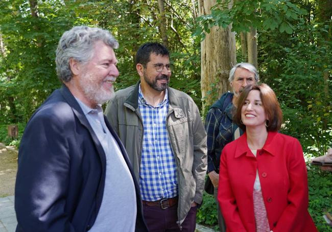 Juancho López de Uralde, junto a Alberto Bustos y María Sánchez, en el Campo Grande.