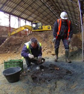 Imagen secundaria 2 - Arriba, paramento relacionado con el límite norte de las construcciones del Malcocinado. Debajo, a la izquierda, conjunto de materiales arqueológicos recuperados del interior del pozo. A la derecha, excavación del pozo en el subsuelo del mercado del Val. 