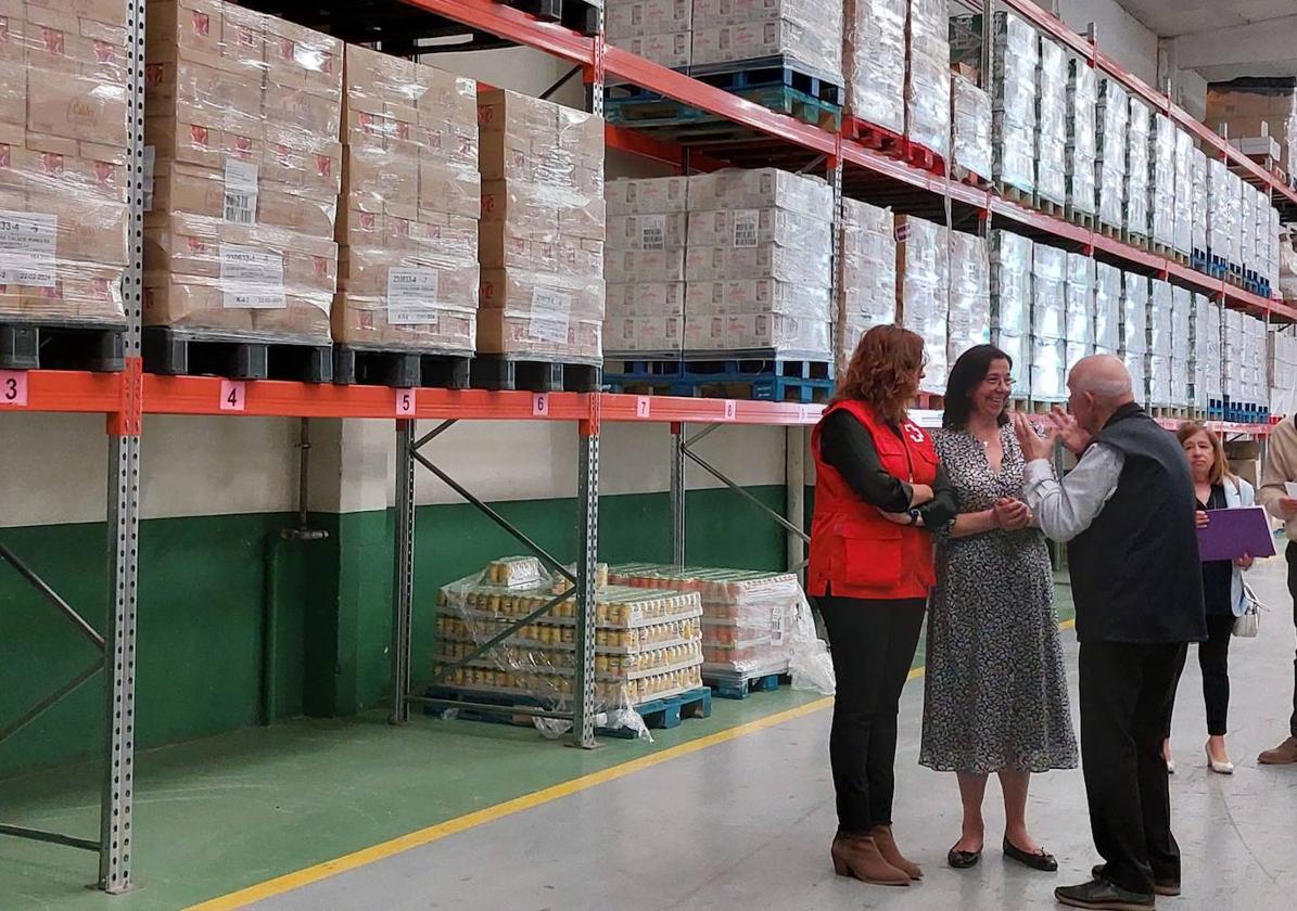 La subdelegada del Gobierno (centro), junto a Jesús Mediavilla, del Banco de Alimentos, y Laura Fraile, de Cruz Roja.