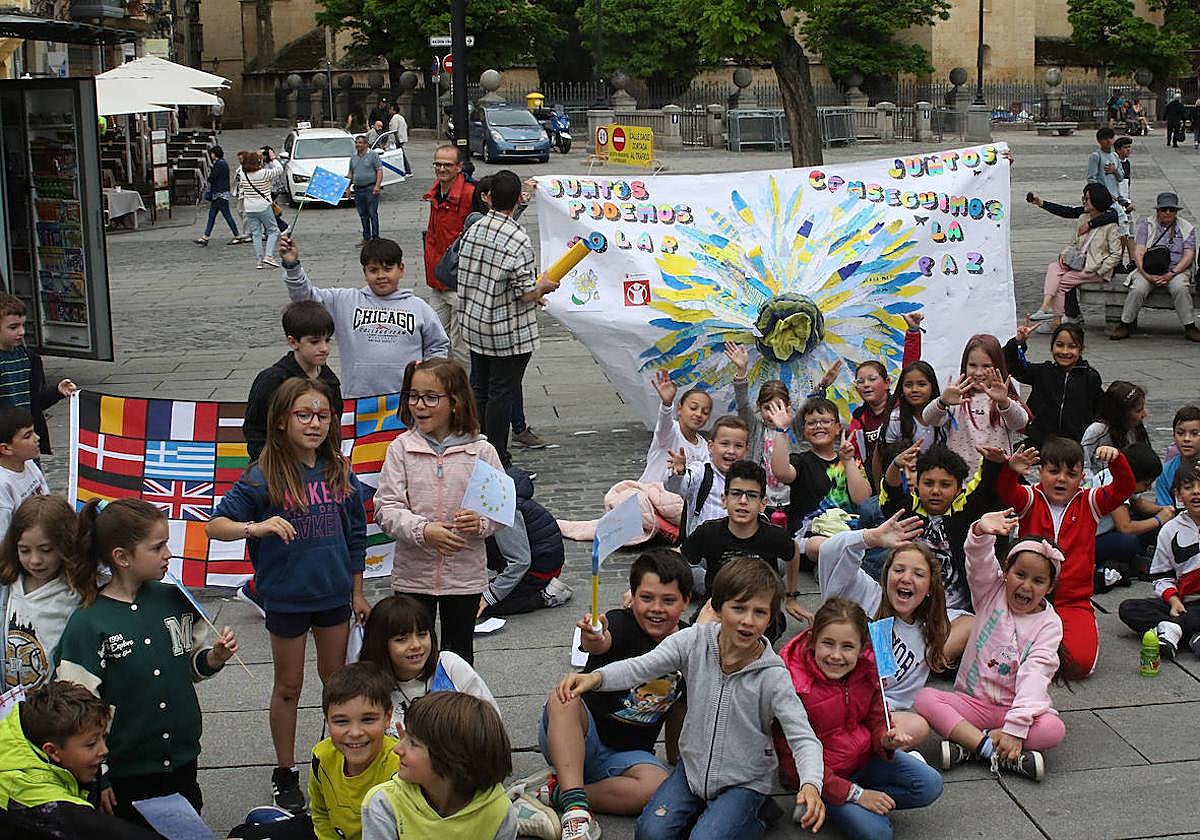 Escolares exhiben una pancarta por la paz en la conmemoración del Día de Europa en Segovia.