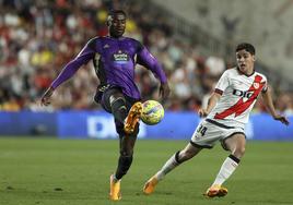 Hongla golpea el balón en presencia de Sergio Camello, del Rayo.