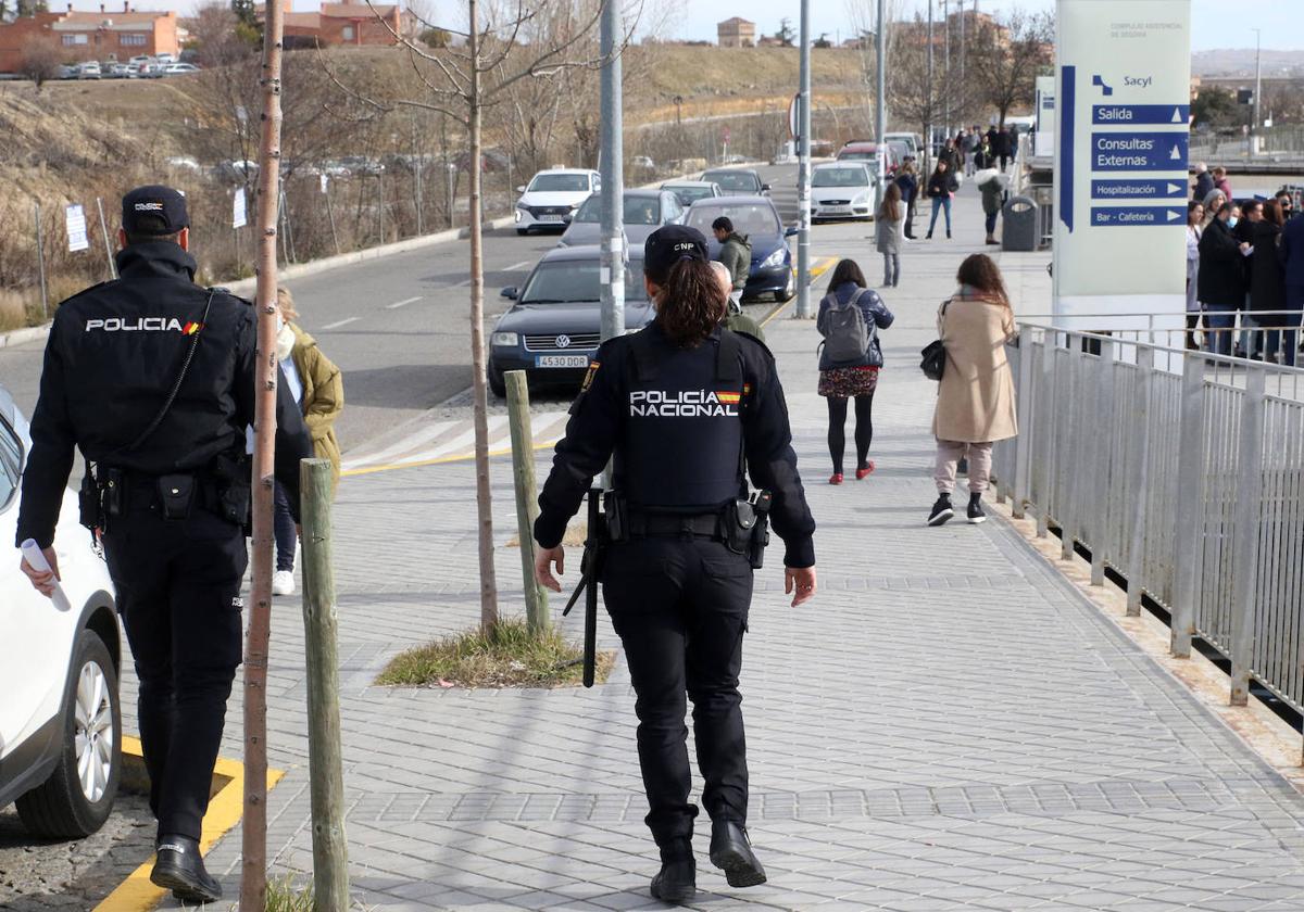 Dos policías patrullan por las inmediaciones del Hospital General de Segovia.