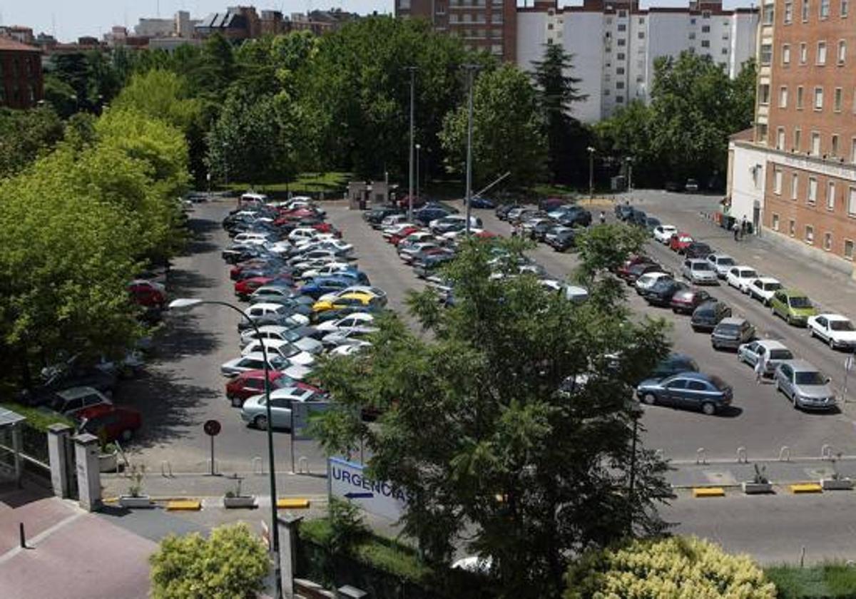 Zona de aparcamiento de la antigua residencia Río Hortega.