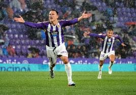 Roque Mesa celebra uno de sus goles al Real Valladolid.