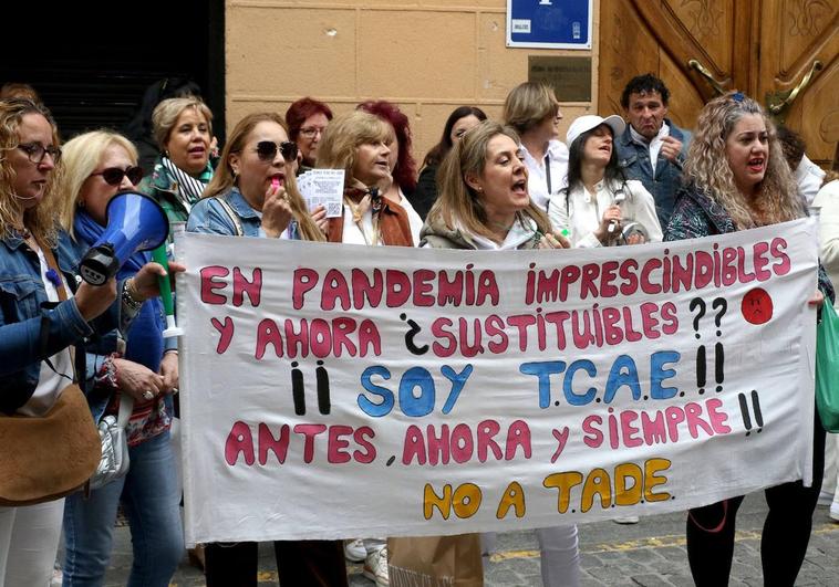 Protesta, esta martes, del colectivo de Técnicos de Cuidados Auxiliares de Enfermería (TCAE) en Segovia.