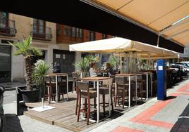 Terraza situada sobre plazas de aparcamiento de la calle Colón, que no cumple con la normativa que queda vigente.