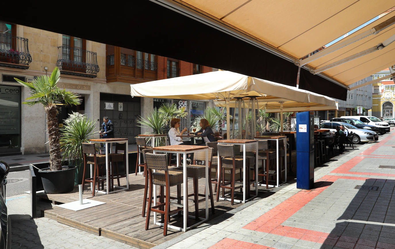 Terraza situada sobre plazas de aparcamiento de la calle Colón, que no cumple con la normativa que queda vigente.