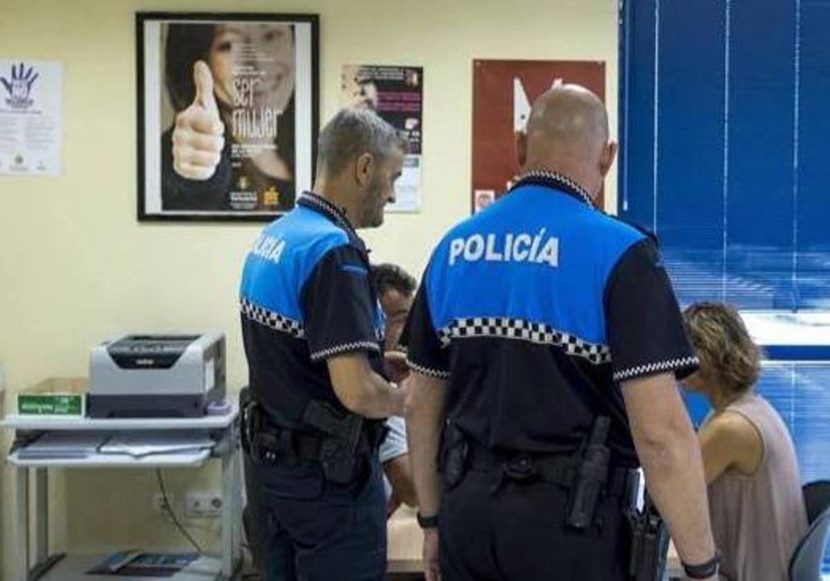 Agentes de la Policía Municipal atienden a una mujer.