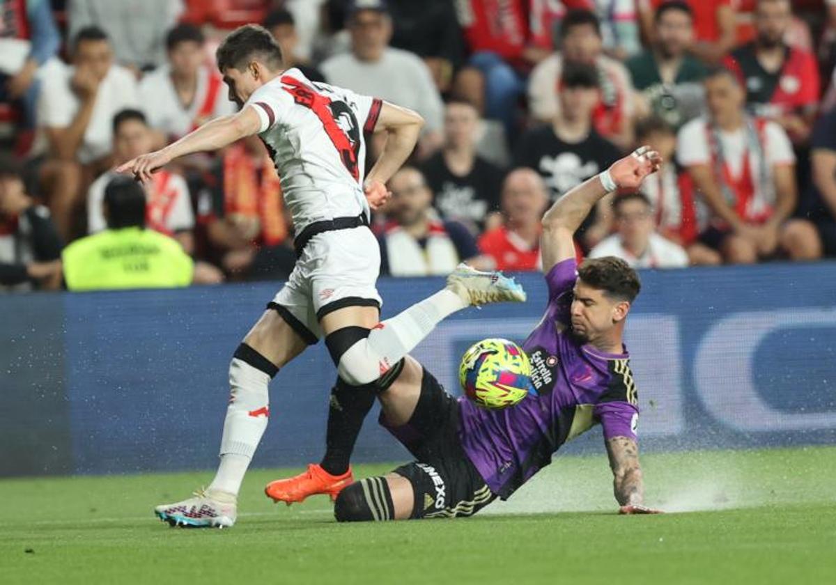 Luis Pérez corta un balón ante Fran García en el partido Rayo Vallecano-Real Valladolid, en una acción previa a la de la lesión.