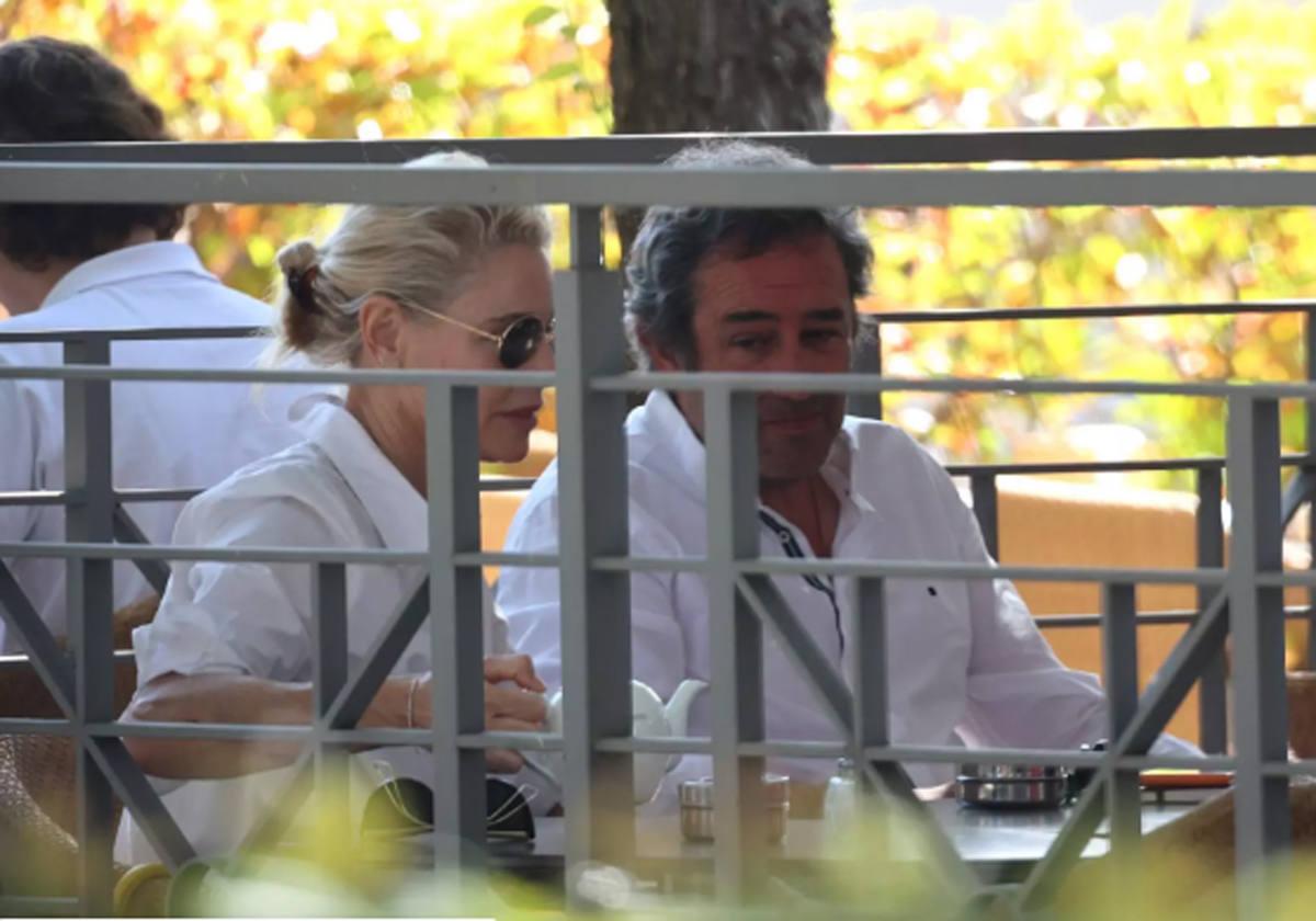 Belén Rueda con su misterioso amigo en la terraza de un restaurante.