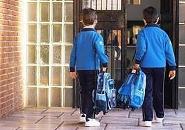 Alumnos entrando en un colegio.