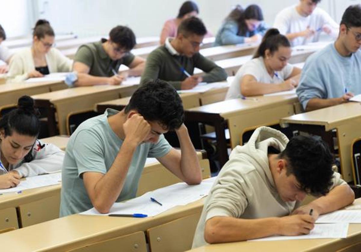 Examen de la EBAU en un campus de la Universidad de Valladolid.