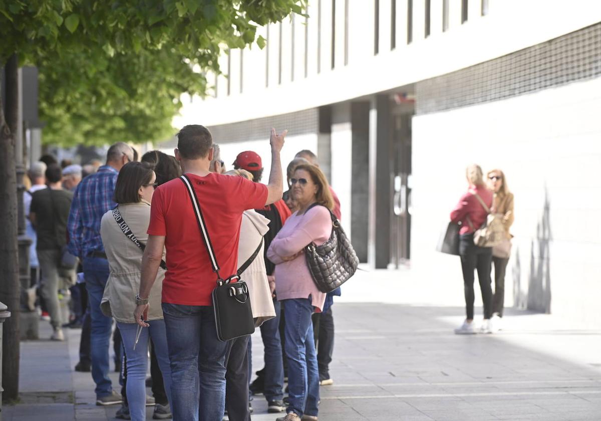 Imágenes de los miembros de las mesas electorales presentando sus alegaciones