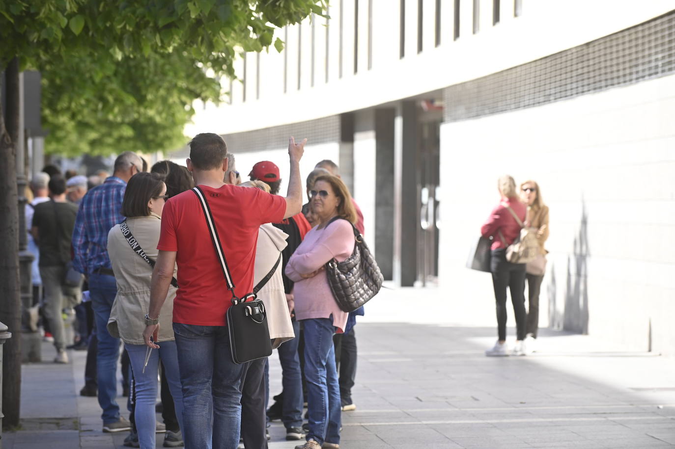 Imágenes de los miembros de las mesas electorales presentando sus alegaciones