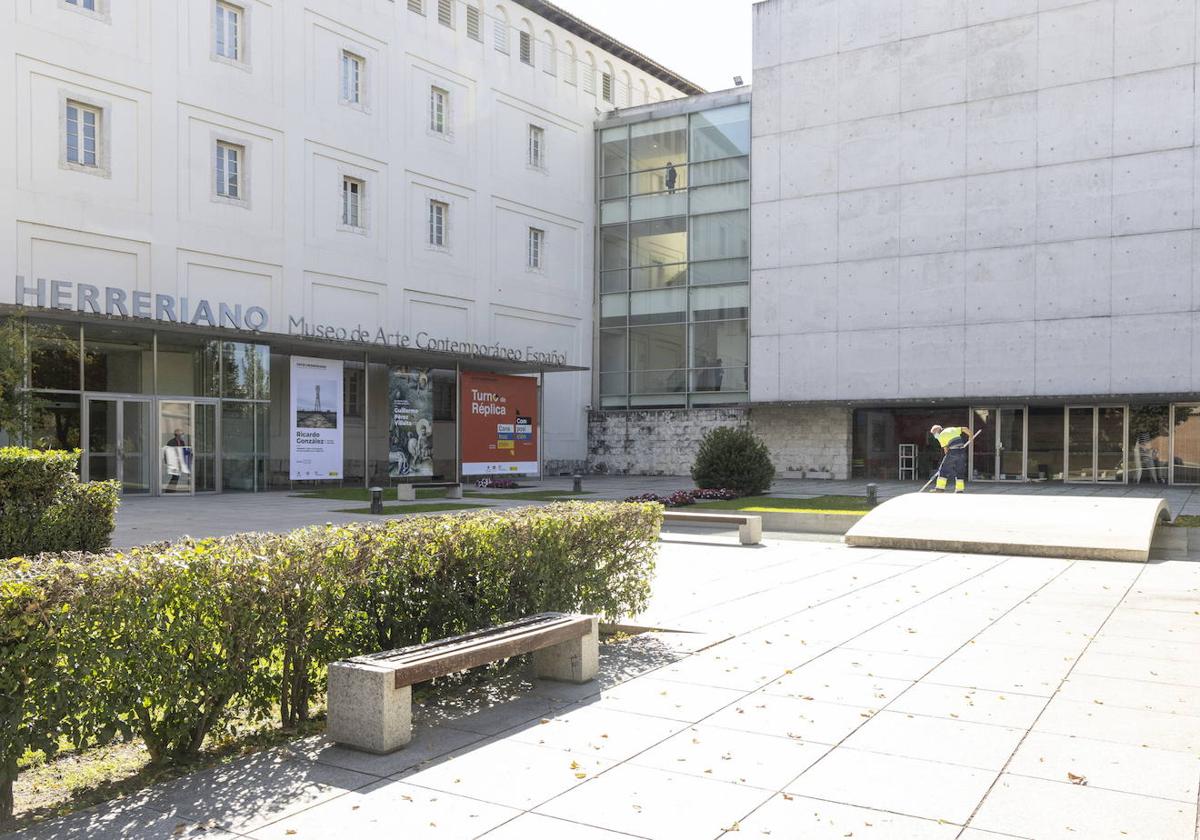 Entrada al museo, a la izquierda, y al restaurante, a la derecha.