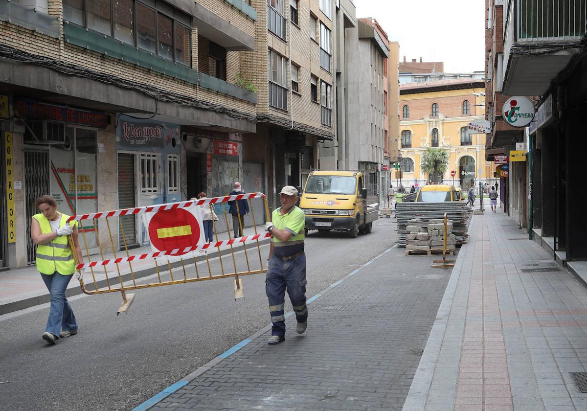 Dos obreros proceden el martes a cortar el tráfico en la calle Eduardo Dato.