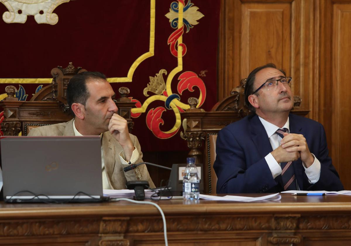 Mario Simón y Alfonso Polanco, durante el pleno.