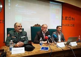 El comandante del Seprona Juan Manuel Vicente, el responsable de Proyecto de Cestel, Ángel Talamanca y el presidente del Consejo de Colegios Veterinarios de Castilla y León, Luciano Díez Díez.